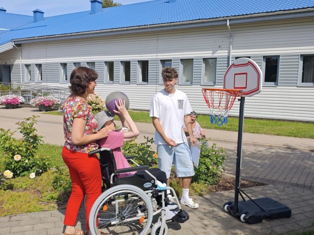 Saņem dāvinājumu senioru sadzīves uzlabošanai un aktivitātēm