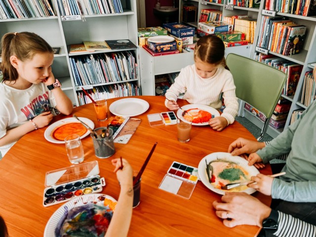 Skrundas pilsētas bibliotēkā aizvadīta ģimenes bibliotēkas stunda