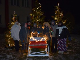 Pagastos krāšņi iedegušās Ziemassvētku egles