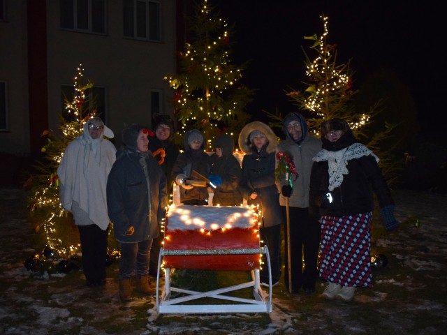 Pagastos krāšņi iedegušās Ziemassvētku egles